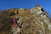 25 In ripida salita verso la croce del Monte Castello
